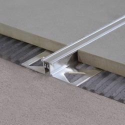 Dilatationsprofil i aluminium med syntetisk afstandstykke i cementgrå