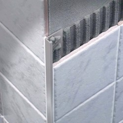 Lige fliseprofil i aluminium med sølv finish brugt på hjørne